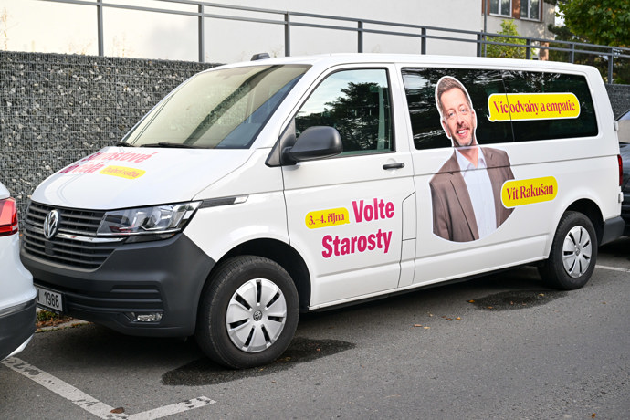 FOTO: Auto s kampaňovými polepy. – stránka 17