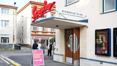 FOTO: Vít Rakušan měl debatu v divadelním klubu v Kolíně.