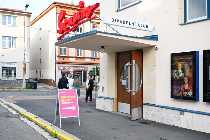 FOTO: Vít Rakušan měl debatu v divadelním klubu v Kolíně. – stránka 16