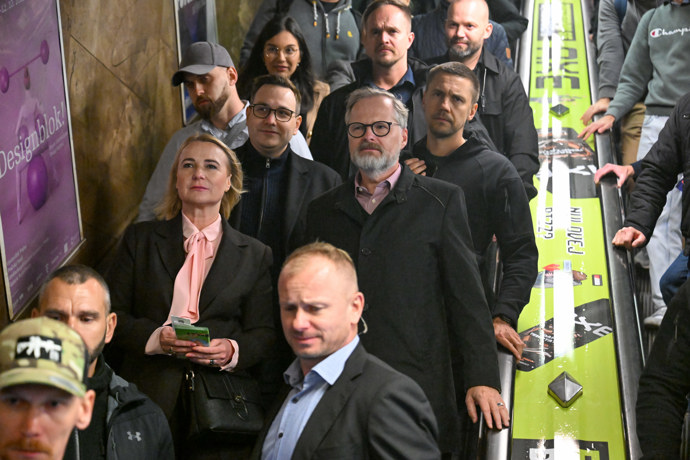 FOTO: Petr Fiala a Jana Černochová sjíždí po eskalátoru. – stránka 5