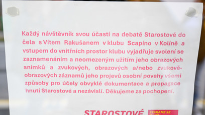FOTO: Oznámení před vstupem do sálu.