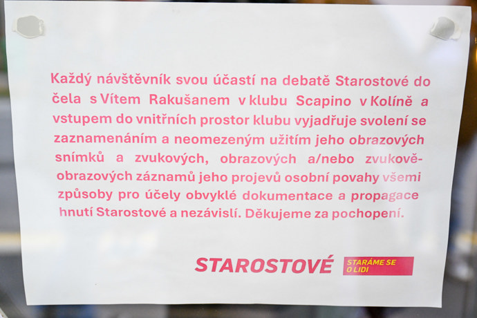FOTO: Oznámení před vstupem do sálu. – stránka 13