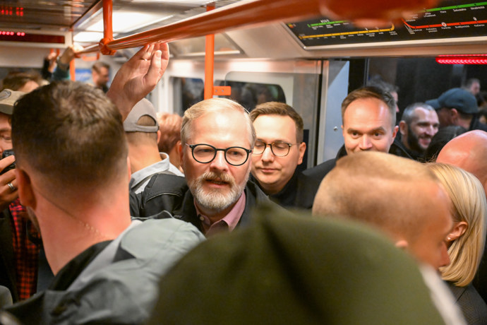 FOTO: Petr Fiala jel metrem. – stránka 90