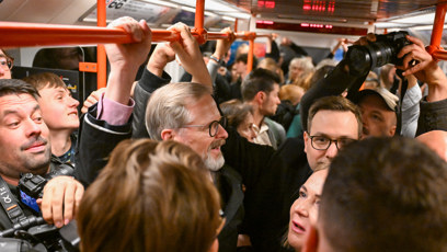 FOTO: Petr Fiala s Janem Lipavským a Janou Černochovou v metru.