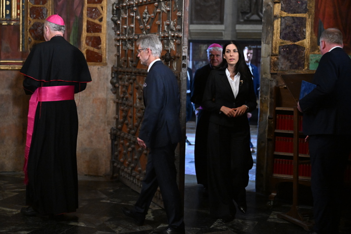 FOTO: Nejvyšší ústavní činitelé jdou odemknout korunovační klenoty. – stránka 3