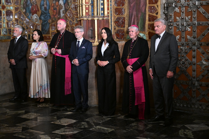 FOTO: Nejvyšší ústavní činitelé odemykají korunovační klenoty. – stránka 2