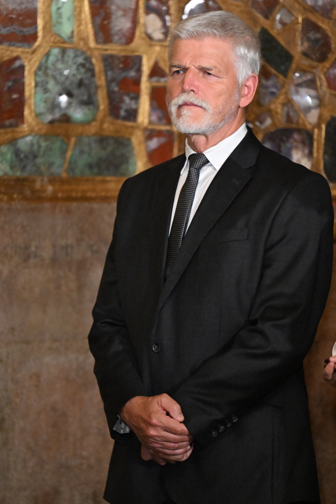 FOTO: Petr Pavel u korunovačních klenotů. – stránka 19