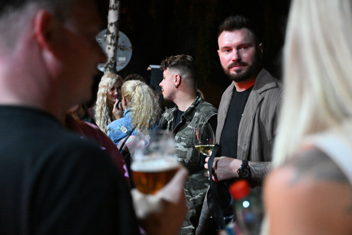 FOTO: Po akce společně popíjeli účastníci první řady. – stránka 82
