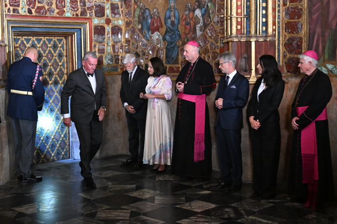 FOTO: Nejvyšší ústavní činitelé odemykají korunovační klenoty. – stránka 13