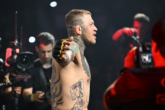 FOTO: Václav „Baba“ Jaga Mikulášek chvíli před nástupem do klece. – stránka 5