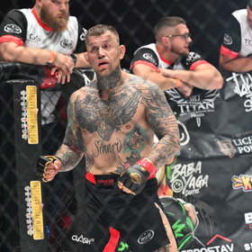 Václav „Baba Jaga“ Mikulášek v kleci.
