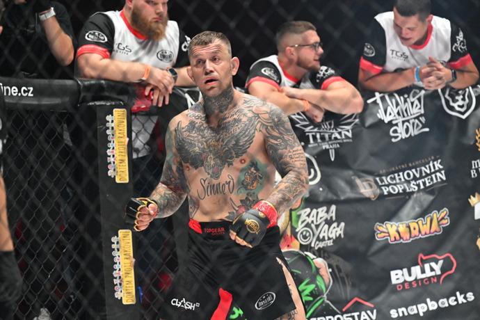 FOTO: Václav „Baba“ Jaga Mikulášek v kleci. – stránka 4