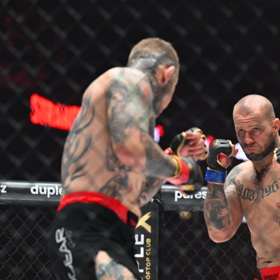 Václav „Baba Jaga“ Mikulášek nastoupil v kleci proti Gabrielovi Törökovi.