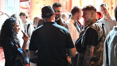 FOTO: Skleničky vína a piva nesměly chybět při přátelském postávání.