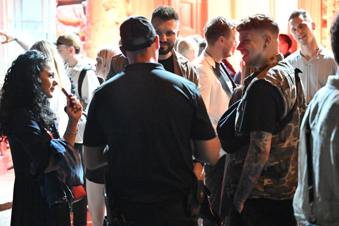 FOTO: Skleničky vína a piva nesměly chybět při přátelském postávání. – stránka 74