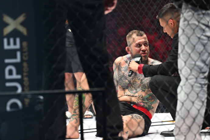 FOTO: Václav „Baba“ Jaga Mikulášek svou prohru sváděl na zraněnou nohu. – stránka 1