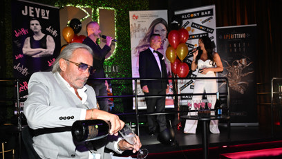 FOTO: Leo Beránek starší si dopřával skleničku.