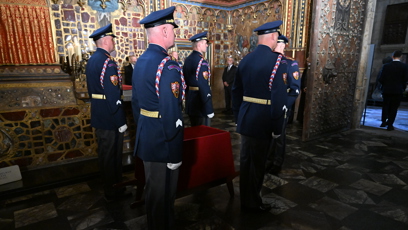 FOTO: Hradní stráž u korunovačních klenotů.