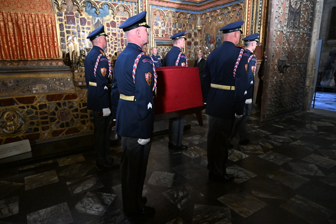 FOTO: Hradní stráž u korunovačních klenotů. – stránka 2