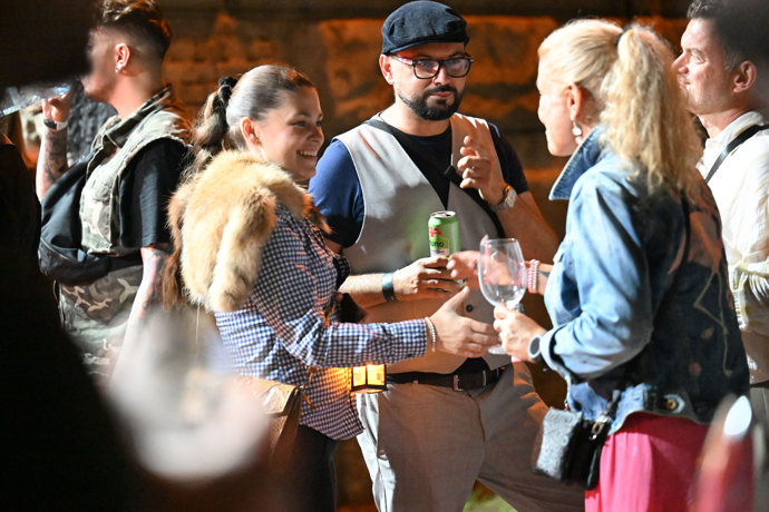 FOTO: Malé skupinky se tvořily i venku před budovou – stránka 54