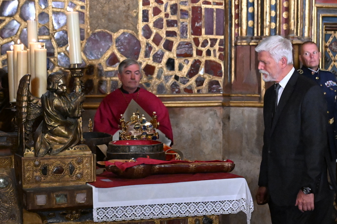 FOTO: Petr Pavel u korunovačních klenotů.