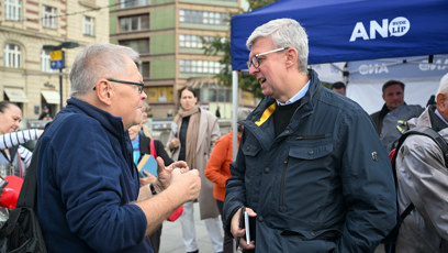 FOTO: Karel Havlíček hojně diskutoval.