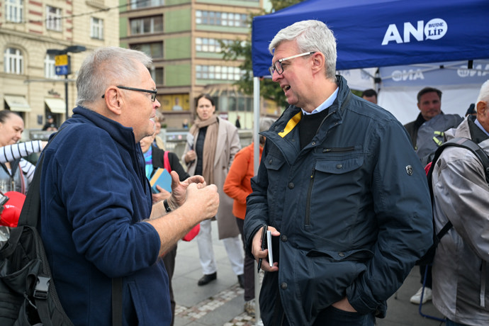 FOTO: Karel Havlíček hojně diskutoval. – stránka 18