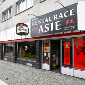 Česká asijská restaurace stojí v Mladé Boleslavi od roku 1971. Do natáčení Ano, šéfe! se v ní nezměnilo menu. A po natáčení se prakticky vrátilo do starých kolejí. 