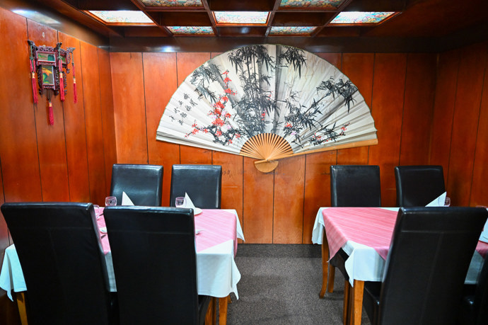 FOTO: Interiér restaurace. – stránka 40