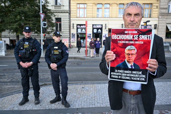 FOTO: Karel Havlíček čelil odpůrcům. – stránka 14