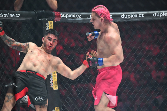 FOTO: Zápas skončil výhrou pro Krakena, přičemž soupeř vydržel do třetího kola a o vítězi se rozhodovalo na body. – stránka 6