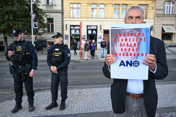 FOTO: Karel Havlíček na dnešním setkání ANO. – stránka 12