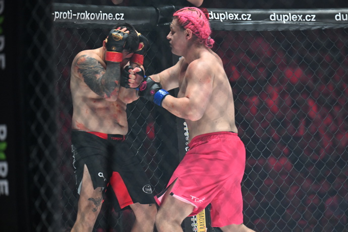 FOTO: Zápas skončil výhrou pro Krakena, přičemž soupeř vydržel do třetího kola a o vítězi se rozhodovalo na body. – stránka 5