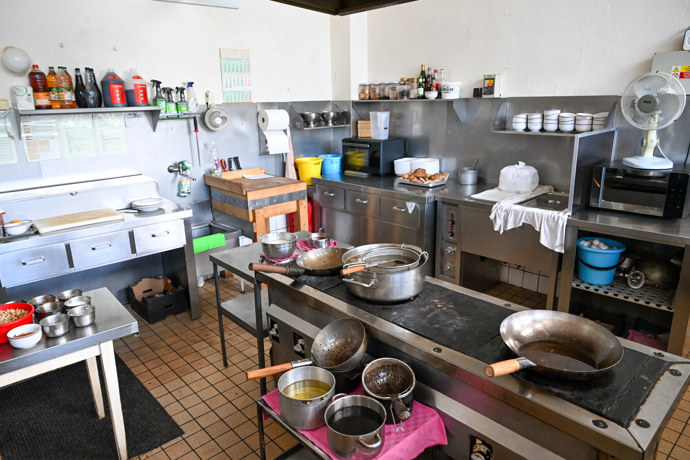 FOTO: Kuchyně restaurace Asie. – stránka 33
