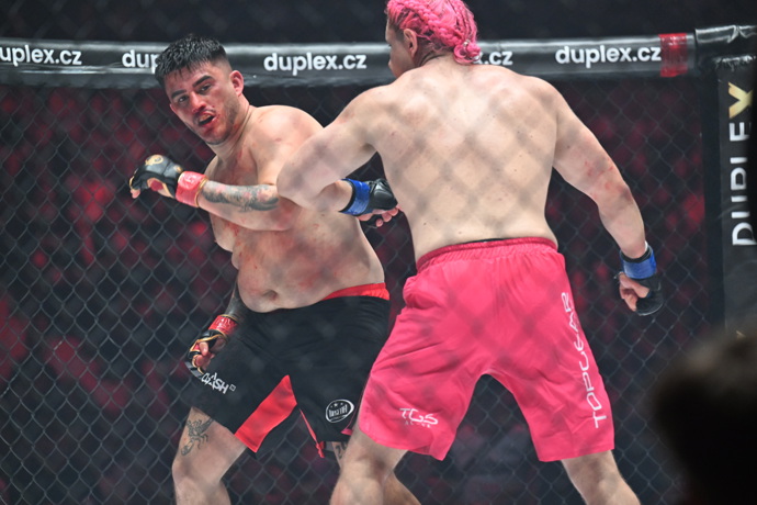 FOTO: Kraken uštědřil Samirovi několik tvrdých ran. – stránka 4