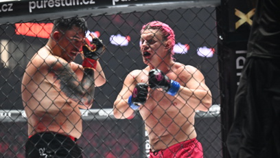 FOTO: Ve třetím kole z obou zápasníků tekla krev.