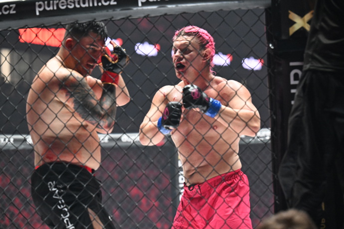 FOTO: Ve třetím kole z obou zápasníků tekla krev. – stránka 3