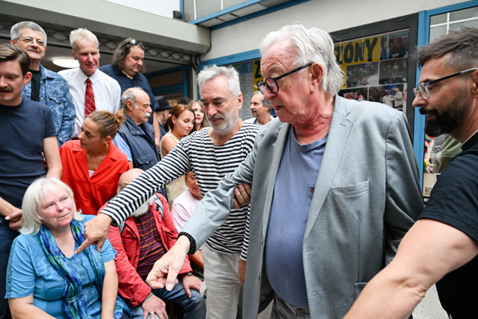 FOTO: Jiří Lábus měl předem určené místo na sezení. – stránka 12