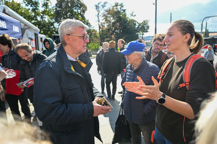 FOTO: Karel Havlíček hojně diskutoval. – stránka 7