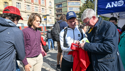 FOTO: Karel Havlíček hojně diskutoval.