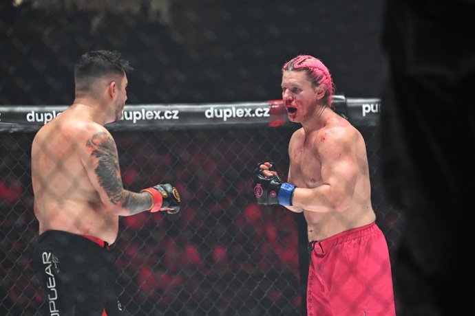 FOTO: Vítěze krvavé bitvy určili až sudí na body.