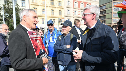 FOTO: Karel Havlíček diskutuje s oponentem.