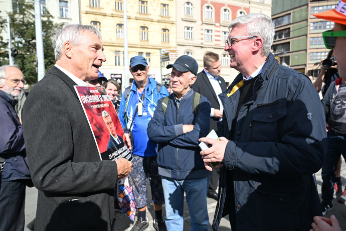 FOTO: Karel Havlíček diskutuje s oponentem. – stránka 3