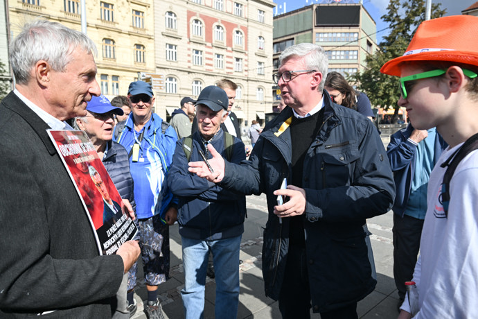 FOTO: Dnešní setkání ANO na Palackém náměstí. – stránka 2