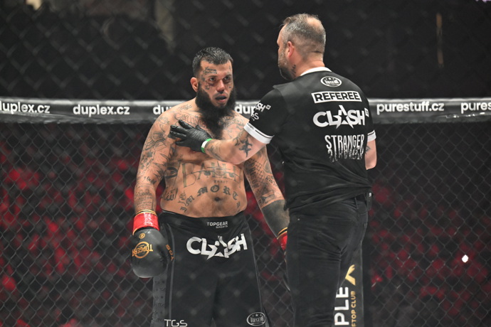 FOTO: Leo Beránek byl rozhodčím upozorňován na porušování pravidel. – stránka 12