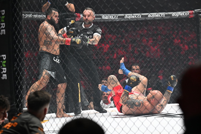 FOTO: Leo Beránek do svého soupeře opakovaně kopnul do hlavy. – stránka 8