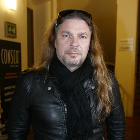 Oblíbenou rekvizitou Petra Koláře je také černá kožená bunda. 