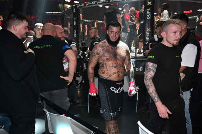 FOTO: Leo Beránek po zápase. – stránka 17