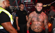 Leo Beránek byl v dobré náladě, ačkoliv zápas skončil jeho diskvalifikací.