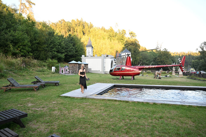 FOTO: Dominika Myslivcová na svou oslavu přiletěla vrtulníkem. – stránka 18
